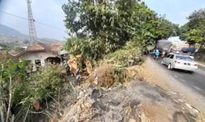 Kecelakaan Tronton di Sumedang, 3 Rumah Warga Tanjungsari Porak-poranda Caption: Kecelakaan Lalulintas Truk Tronton bermuatan Batubara Mengalami Kecelakaan di Jalan Sumedang - Bandung, Rabu 20 September 2023.(Je/dedi suhandi)