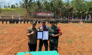 Dari kiri: Wakil Bupati Ciamis Yana D Putra, Komandan Korem 062/Tarumanagara Kolonel Inf Asep Sukarna, Komandan Kodim 0613/Ciamis Letkol Inf Wahyu Alfiyan Arisandi berfoto bersama usai upacara pembukan TMMD ke 118 tahun 2023, di Desa Kadupandak, Kecamatan Tambaksari Kabupaten Ciamis, Jawa Barat, Rabu (20/9). (Foto: Cecep Herdi/Jabar Ekspres)
