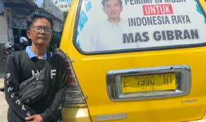 Jelang Pemilu 2024, Wajah Gibran Rakabuming Nangkring Terpampang di Angkot Pantura, Sosok Pemimpin Muda? Supir angkot Abidi (46) bersama angkot yang digunakannya bergambar Gibran Rakabuming. (JE / Ayu)