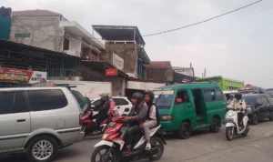 Kemacetan di ruas Jalan Raya Cileunyi dekat Exit Tol Cileunyi, Kabupaten Bandung. (Yanuar/Jabar Ekspres)