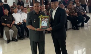 Hengky Kurniawan saat menyerahkan jabatan sebagai Bupati Bandung Barat kepada Arsan Latif. Rabu (20/9). Foto Jabarekspres