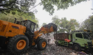 Petugas kebersihan mengangkut dan merecah timbulan sampah, di Kota Bandung.