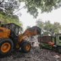 Petugas kebersihan mengangkut dan merecah timbulan sampah, di Kota Bandung.