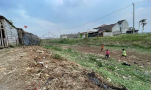 Kemarau panjang, Aliran Sungai Cikeruh Sangat Kering Hingga Bisa Digunakan Untuk Bermain Bola. Foto Agi Jabar EkspresKemarau panjang, Aliran Sungai Cikeruh Sangat Kering Hingga Bisa Digunakan Untuk Bermain Bola. Foto Agi Jabar Ekspres