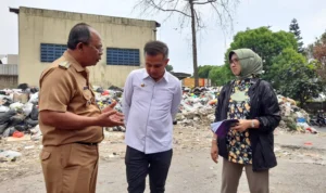Rima Mayaningtyas bersama Pj Gubernur Jabar dan Pj Wali Kota Cimahi Mengunjungi TPS Pasar Kuda Citeureup Kota Cimahi Selasa (19/09) (Firman/Jabar Ekspress)