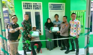 Koperasi BMI Berikan Hibah Dua Rumah Siap Huni di Sawangan Depok Warga Sawangan Saat Menerima Bantuan dari Koperasi. Rubiakto/JE
