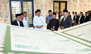 Jokowi Terima Mushaf Al-Quran yang Ditulis Tangan Tim Ahli Unsiq Jokowi Terima Mushaf Al-Quran yang Ditulis Tangan Tim Ahli Unsiq