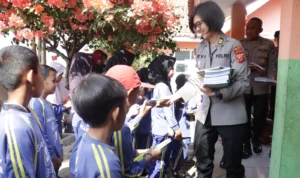 Dukung Budaya Literasi, Polres Cimahi Bagikan 2.500 Buku Doc. Pembagian Buku dari Polres Cimahi pada Anak-anak Sekolah Dasar (Humas Polres Cimahi)
