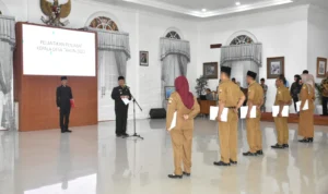5 Kepala Desa Yang Nyaleg Diberhentikan Secara Resmi di Gedung Negara Sumedang