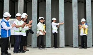 Tinjau Pembangunan di IKN, Jokowi Pasang Bilah Pertama Garuda di Kantor Presiden 