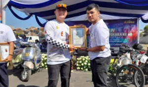 HUT ke-68 Satlantas, Kapolres Aldi Subartono Beri Penghargaan untuk Pokja Polres Cimahi Doc. Kapolres Cimahi AKBP Aldi Subartono memberikan penghargaan kepada Pokja Polres Cimahi yang terima langsung oleh Ketua IJTI Sangkuriang Edwan Hadnansyah (Firman/Jabar Ekspres)