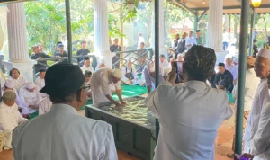 Siraman Panjang Menyambut Maulid Nabi Muhammad SAW di Keraton Kasepuhan Prosesi siraman panjang di Keraton Kasepuhan, Kota Cirebon.