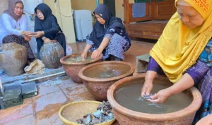 Proses membuat 'Bekaseman' di Keraton Kasepuhan, Kota Cirebon.