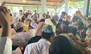 Rela Berdesakan Berebut Air Berkah Sisa Siraman Panjang, Ini Manfaatnya