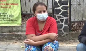 Santi (25), warga Jalan Bengawan, Kota Bandung keluhkan tumpukan sampah yang menggunung tepat di samping rumahnya.