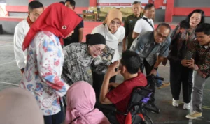 Anggota Komisi VIII RI, Selly Andriany Gantina dan Wakil Bupati Cirebon, Wahyu Tjiptaningsih menyapa salah satu warga.