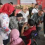 Anggota Komisi VIII RI, Selly Andriany Gantina dan Wakil Bupati Cirebon, Wahyu Tjiptaningsih menyapa salah satu warga.