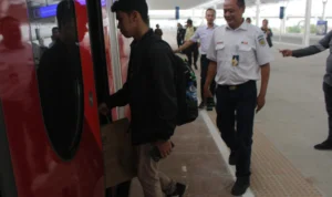 Calon penumpang Kereta Cepat Jakarta-Bandung di Stasiun Tegalluar, Kabupaten Bandung (Pandu Muslim/Jabar Ekspres)
