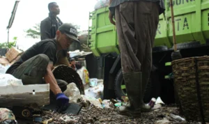 Pengangkutan sampah tengah dilakukan di TPS panyileukan Kota Bandung (Dok. Pandu Muslim/Jabar Ekspres)