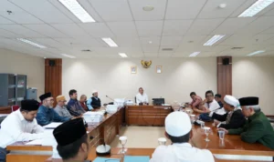 Wakil Ketua III DPRD Kota Bogor, M. Rusli Prihatevy saat memimpin audiensi bersama tim Bogor Dayeuh Ulama. (Yudha Prananda / Jabar Ekspres)