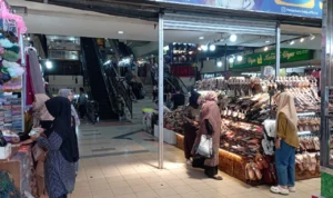 Dok. Suasana Pasar Baru ditengah gempuran E-commerce. Senin (25/9). Foto. Sandi Nugraha.