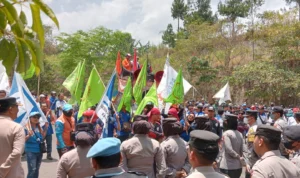 Demo Buruh Tuntut Kenaikan Upah 30 Persen Hingga Desak Pemda KBB Tetapkan Struktur Ini Aksi demo buruh di KBB yang menuntut kenaikan upah hingga 30 persen.
