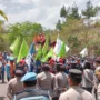 Aksi demo buruh di KBB yang menuntut kenaikan upah hingga 30 persen.
