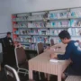 Pemandangan masyarakat yang berkunjung ke Perpustakaan Kota Cimahi.