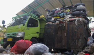 Penampakan sampah yang menumpuk di salah satu TPS di Kota Bandung.