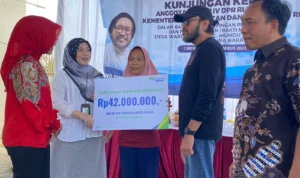 Penyerahan bantuan kepada masyarakat. (Ayu / JE)