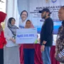Penyerahan bantuan kepada masyarakat. (Ayu / JE)