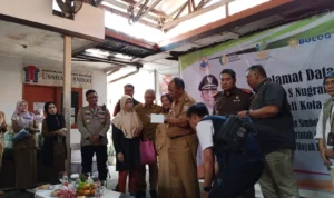 Tekan Inflasi Harga Beras, Pemkot Cimahi Salurkan 348 Ribu Kg Beras Pj Wali Kota Cimahi saat Memberikan Simbolis Beras pada Warga dalam Kegiatan Penyaluran Bantuan Pangan Cadangan Pangan Pemerintah di Kantor Pos Kota Cimahi (26/9).