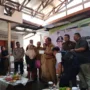 Pj Wali Kota Cimahi saat Memberikan Simbolis Beras pada Warga dalam Kegiatan Penyaluran Bantuan Pangan Cadangan Pangan Pemerintah di Kantor Pos Kota Cimahi (26/9).