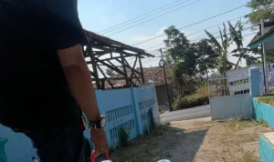 Ilustrasi: Warga KBB membeli air bersih untuk memenuhi kebutuhan sehari-hari.