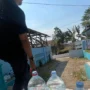 Ilustrasi: Warga KBB membeli air bersih untuk memenuhi kebutuhan sehari-hari.