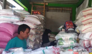 Para pedagang beras di Pasar Gedebage keluhkan kenaikan harga beras