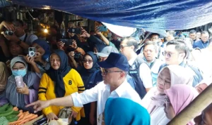 Menteri Perdagangan, Zulkifli Hasan saat melakukan kunjungan ke Pasar Sederhana, Kota Bandung, pada Rabu (27/9). (Muhamad Nizar/Jabarekspres)