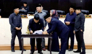 SAH : Penandatanganan persetujuan Perubahan APBD 2023 antara eksekutif dan DPRD Jabar. (Istimewa)