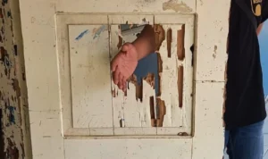 Kondisi salah satu pintu kelas di SDN 3 Rejasari Kota Banjar, yang rusak sehingga tangan orang dewasa pun dengan mudah bisa masuk ke bagian pintu yang bolong tersebut.