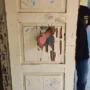 Kondisi salah satu pintu kelas di SDN 3 Rejasari Kota Banjar, yang rusak sehingga tangan orang dewasa pun dengan mudah bisa masuk ke bagian pintu yang bolong tersebut.