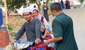 Asap Tebal Kebakaran TPA Kopi Luhur Cirebon, Petugas Evakusi Dua Bayi di Blok Sumur Hoe
