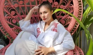 Wulan Guritno tak banyak bicara dan hanya tebar senyum pada saat memasuki gedung Bareskrim Polri hari ini Kamis, 14 September 2023. Instagram/@wulanguritno.