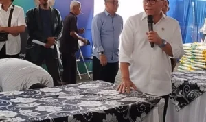 Menteri Perdagangan Zulkifli Hasan (Zulhas) saat meninjau pasar murah di area komplek Bandung Convention Center (BCC), Jalan Soekarno-Hatta, Bojongloa Kidul, Bandung, Rabu (27/9/2023) siang.