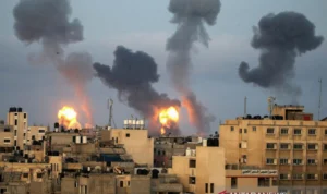 Pekerja kemanusiaan bersama kelompok Hamas telah melaporkan bahwa setidaknya dua warga Palestina tewas dalam serangan yang terjadi di perkemahan pengungsi di Tepi Barat pada hari Minggu.