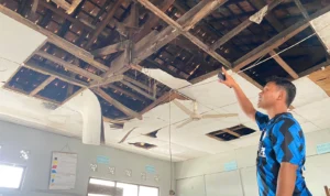 Atap Ruang Kelas SD Negeri 2 Waledkota Kabupaten Cirebon Ambruk