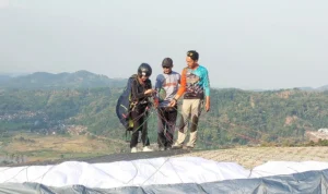 Sejumlah Atlet Paralayang dari Kalbar Lakukan Take Off Jelang Opening Pra-PON XXI