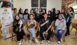 Sukarelawan Mak Ganjar membuka kelas online pelatihan tata rias dan strategi bisnis jasa bagi para perempuan dari berbagai daerah di Indonesia, Rabu (27/9).