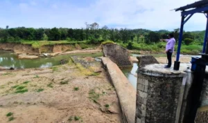 Bendung Cariang jebol, Pemkab Sumedang bangun tanggul darurat.