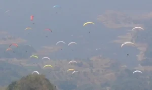 Langit Sumedang Diwarnai Ratusan Paralayang Langit Sumedang diwarnai atlet paralayang yang berlomba dalam Kejurnas nomor lomba cross country atau lintas alam beregu (5/9).