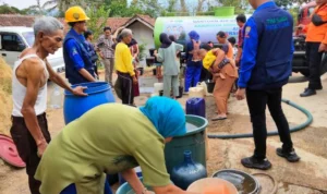12 Wilayah di Kabupaten Sumedang Rawan Air Bersih BPDB Kabupaten Sumedang dan PDAM Kabupaten Sumedang saat menyalurkan bantuan air bersih ke Desa Cipeundeuy, Kecamatan Jatinunggal.